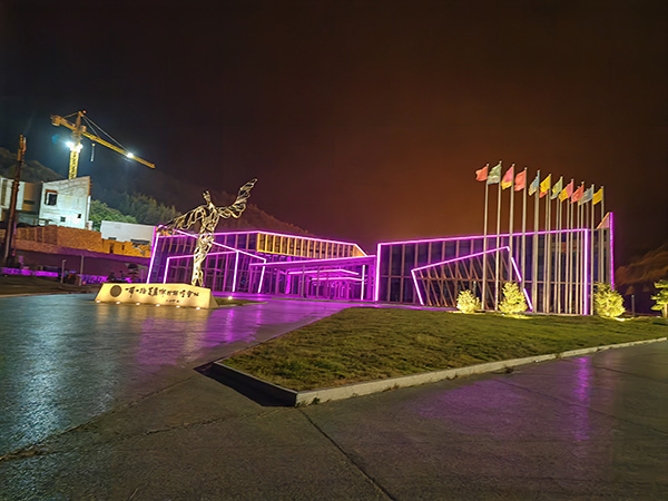 城市亮化是现代城市建设的重要组成部分，它不仅可以美化城市的夜景，还能提升城市的整体形象。随着科技的不断进步，城市亮化也得到了更多的关注和创新。本文将介绍一些关于城市亮化的创意和技术，帮助读者了解化隆城市亮化的重要性以及如何进行化隆城市亮化的规划和实施。