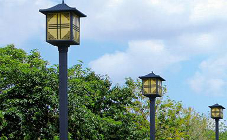 太阳能化隆庭院灯怎么选亮度与续航更耐用